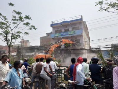  वीरगन्जमा अतिक्रमित संरचना भत्काउन सुरु, करिब एक हजार २ सय घरटहरा भत्काइदै 